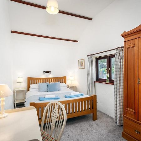 The Snug At Cornish Barn Holidays Truro Exteriör bild
