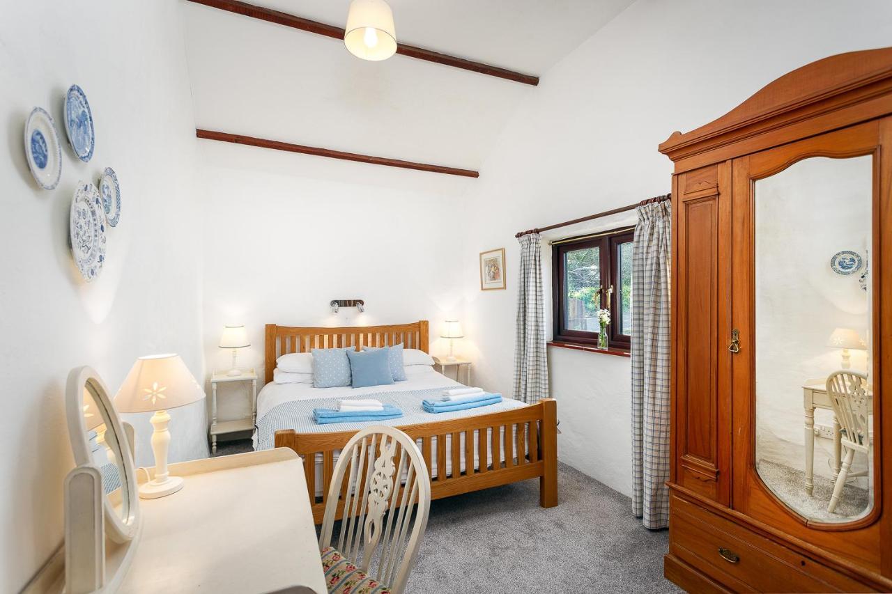 The Snug At Cornish Barn Holidays Truro Exteriör bild
